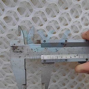 Plastic flat mesh